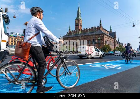 Radfahrer auf Radwegen, Radhuspladsen, Rathausplatz, in der Innenstadt von Kopenhagen, gilt als die Radfahrhauptstadt der Welt, 45% der Einwohner tra Stockfoto