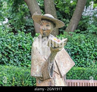 Eine Statue von Kardinal John Henry Newman in den Gärten des Literaturmuseums Dublin, Irland. Das Museum befindet sich in den ehemaligen Gebäuden der UN Stockfoto