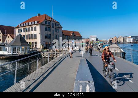 Radfahrer auf dem Inderhavnsbroen Rad- und Fußgängerbrücke, über den Hafen, bei Nyhavn, Kopenhagen gilt als die Radfahrhauptstadt der Welt, 45% der t Stockfoto