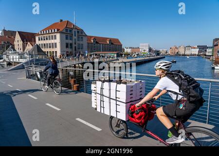Radfahrer auf dem Inderhavnsbroen Rad- und Fußgängerbrücke, über den Hafen, bei Nyhavn, Kopenhagen gilt als die Radfahrhauptstadt der Welt, 45% der t Stockfoto