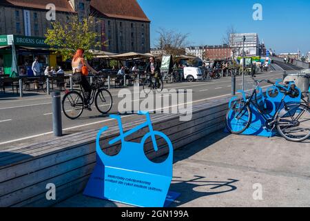 Radfahrer auf dem Inderhavnsbroen Rad- und Fußgängerbrücke, über den Hafen, bei Nyhavn, Kopenhagen gilt als die Radfahrhauptstadt der Welt, 45% der t Stockfoto