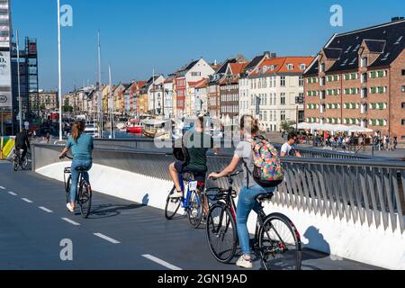 Radfahrer auf dem Inderhavnsbroen Rad- und Fußgängerbrücke, über den Hafen, bei Nyhavn, Kopenhagen gilt als die Radfahrhauptstadt der Welt, 45% der t Stockfoto