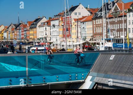 Radfahrer auf dem Inderhavnsbroen Rad- und Fußgängerbrücke, über den Hafen, bei Nyhavn, Kopenhagen gilt als die Radfahrhauptstadt der Welt, 45% der t Stockfoto