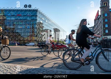 Radfahrer auf Radwegen, Radhuspladsen, Rathausplatz, H.C. Andersens Boulevard, in der Innenstadt von Kopenhagen, gilt als die Fahrradhauptstadt der Stockfoto