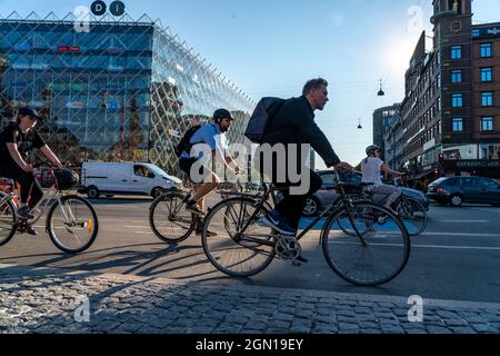 Radfahrer auf Radwegen, Radhuspladsen, Rathausplatz, H.C. Andersens Boulevard, in der Innenstadt von Kopenhagen, gilt als die Fahrradhauptstadt der Stockfoto