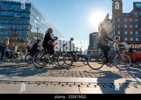 Radfahrer auf Radwegen, Radhuspladsen, Rathausplatz, H.C. Andersens Boulevard, in der Innenstadt von Kopenhagen, gilt als die Fahrradhauptstadt der Stockfoto