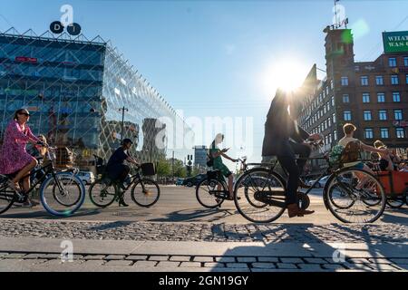 Radfahrer auf Radwegen, Radhuspladsen, Rathausplatz, H.C. Andersens Boulevard, in der Innenstadt von Kopenhagen, gilt als die Fahrradhauptstadt der Stockfoto