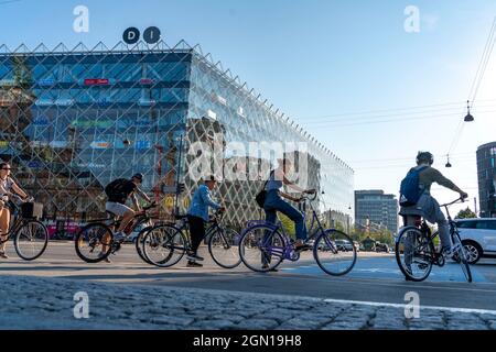 Radfahrer auf Radwegen, Radhuspladsen, Rathausplatz, H.C. Andersens Boulevard, in der Innenstadt von Kopenhagen, gilt als die Fahrradhauptstadt der Stockfoto