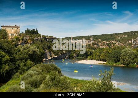 Aiguèze, eines der schönsten Dörfer Frankreichs, Les plus beaux Villages de France, Gorges de l'Ardèche, Departement Gard, Auvergne-Rhône-Alpes r Stockfoto