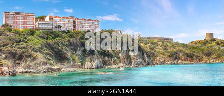 Tolle Aussicht auf Torre di Lonsonsardo und Santa Teresa Gallura Stadt. Beliebtes Reiseziel des Mittelmeers. Lage: Santa Teresa Gallura, P Stockfoto