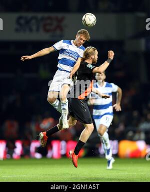 Stephen Duke-McKenna von Queens Park Rangers (links) und Tom Davies von Everton kämpfen beim dritten Lauf des Carabao Cup im Kiyan Prince Foundation Stadium, London, um den Ball in der Luft. Bilddatum: Dienstag, 21. September 2021. Stockfoto