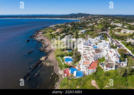 Luftaufnahme des Casapueblo Hotels und der Galerie des Künstlers Carlos Paez Vilaro in Punta Ballena, Punta del Este, Maldonado Department, Uruguay, Südamerika Stockfoto