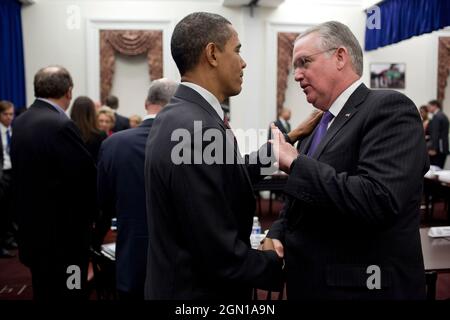 Präsident Barack Obama spricht mit dem Gouverneur von Missouri, Jay Nixon, während eines Treffens mit der Vereinigung der demokratischen Gouverneure im Eisenhower-Exekutivbüro des Weißen Hauses am 24. Februar 2012. (Offizielles Foto des Weißen Hauses von Pete Souza) Dieses offizielle Foto des Weißen Hauses wird nur zur Veröffentlichung durch Nachrichtenorganisationen und/oder zum persönlichen Druck durch die Betreffzeile(en) des Fotos zur Verfügung gestellt. Das Foto darf in keiner Weise manipuliert werden und darf nicht in kommerziellen oder politischen Materialien, Anzeigen, E-Mails, Produkten oder Werbeaktionen verwendet werden, die in irgendeiner Weise eine Genehmigung vorschlagen Stockfoto