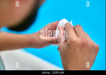 Vorbereitung zur Schwimmbaddesinfektion mit Chlortabletten Stockfoto