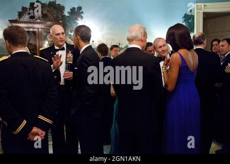 Präsident Barack Obama spricht mit General Raymond Odierno, dem Stabschef der US-Armee, während First Lady Michelle Obama mit Vizepräsident Joe Biden und General Martin Dempsey, dem Vorsitzenden der Joint Chiefs of Staff, Während eines Abendessens des Verteidigungsministeriums im Diplomatischen Empfangsraum des Weißen Hauses, 29. Februar 2012. Der Präsident und die First Lady veranstalteten das Abendessen, um Mitglieder der Streitkräfte zu ehren, die in der Operation Iraqi Freedom und der Operation New Dawn dienten, und um ihre Familien zu ehren. (Offizielles Foto des Weißen Hauses von Pete Souza) Dieses offizielle Foto des Weißen Hauses wird zur Verfügung gestellt Stockfoto