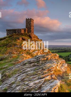 Brent Tor; Dartmoor National Park, Devon, Großbritannien. September 2021. UK Wetter: St Michael de Rupe Church und Brent Tor, leuchten mit goldener Abendfarbe, wenn die Sonne über der wunderschönen West Devon Landschaft untergeht. Kredit: Celia McMahon/Alamy Live Nachrichten Stockfoto