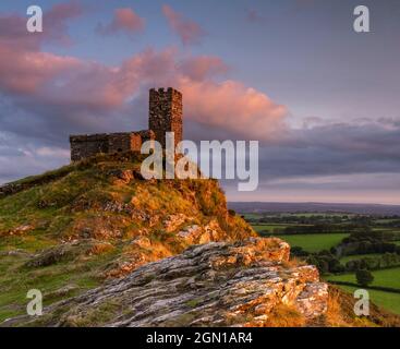 Brent Tor; Dartmoor National Park, Devon, Großbritannien. September 2021. UK Wetter: St Michael de Rupe Church und Brent Tor, leuchten mit goldener Abendfarbe, wenn die Sonne über der wunderschönen West Devon Landschaft untergeht. Kredit: Celia McMahon/Alamy Live Nachrichten Stockfoto