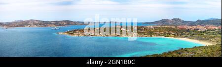 Atemberaubende Aussicht auf den Strand von La Sciumara in Palau. Malerische Küste des Mittelmeers. Lage: Palau, Provinz Olbia-Tempio, Sardinien, Italien, Stockfoto