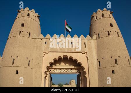 Eingangstor zum Al Jahili Fort, Al Ain, Abu Dhabi, Vereinigte Arabische Emirate, Naher Osten Stockfoto