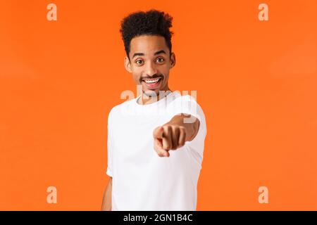 Wir brauchen Sie, eingestellt. Fröhlicher und durchsetzungsfähiger afroamerikanischer Kerl, der seine letzte Wahl, Entscheidung, fand einen hervorragenden Kandidaten und zeigte Kamera einladend Stockfoto