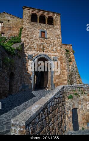 Der Zugang zum alten Dorf Civita di Bagnoregio, auch die stereotende Stadt genannt, in der Region Tuscia, Italien Stockfoto