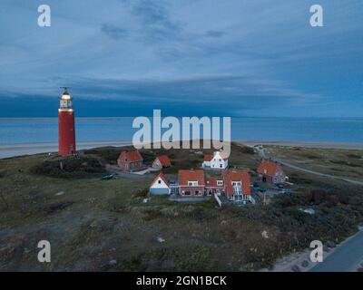 Luftaufnahme des Leuchtturms Eierland in der Abenddämmerung, bei De Cocksdorp, Texel, Westfriesische Inseln, Friesland, Niederlande, Europa Stockfoto