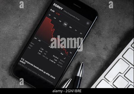 Antalya, Türkei - 21. September 2021: Der Aktienindex des chinesischen Immobilienunternehmens Evergrande Real Estate Group wird auf einem iPhone angezeigt. Stockfoto