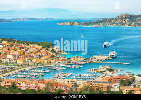 Fantastische Aussicht auf den Hafen von Palau und die Insel La Maddalena. Lage: Palau, Provinz Olbia-Tempio, Sardinien, Italien, Europa Stockfoto