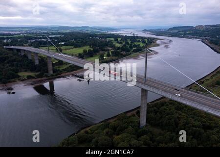 Erskine, Glasgow, Schottland, Großbritannien. September 2021. IM BILD: Erskine Bridge. Während Glasgow sich auf die COP26 vorbereitet, wird die 50 Jahre alte Brücke einen Anstieg des Verkehrs erleben, da geplante Straßensperrungen in der Stadt erwartet werden. Mit einer Länge von 1,3 km und einer Breite von 30 m und der höchsten Stütze von 50 m ist es eine wichtige Kreuzung, die die erste feste Verbindung zwischen Dunbartonshire und Renfrewshire darstellt. Die Bauarbeiten an dem Projekt begannen im April 1967 zu einem Preis von 10,5 Mio. £, was heute fast 150 Mio. £entspricht. Quelle: Colin Fisher/Alamy Live News Stockfoto