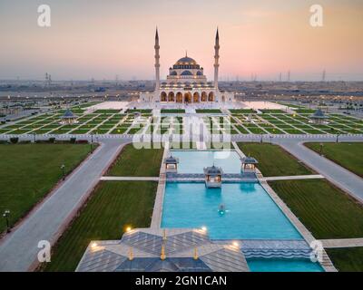 Die Sharjah Moschee ist die größte Moschee im Emirat Sharjah, den Vereinigten Arabischen Emiraten, die sich durch Symmetrie und Perfektion des islamischen Bogens auszeichnet Stockfoto