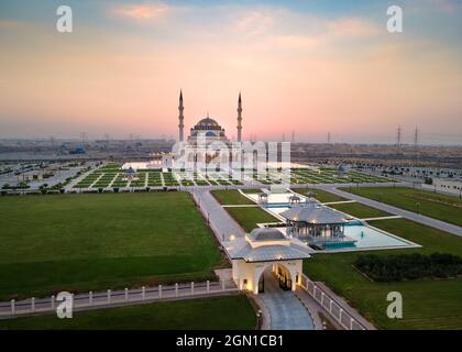 Die Sharjah Moschee ist die größte Moschee im Emirat Sharjah, den Vereinigten Arabischen Emiraten, die sich durch Symmetrie und Perfektion des islamischen Bogens auszeichnet Stockfoto