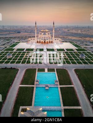 Die Sharjah Moschee ist die größte Moschee im Emirat Sharjah, den Vereinigten Arabischen Emiraten, die sich durch Symmetrie und Perfektion des islamischen Bogens auszeichnet Stockfoto