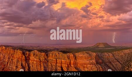 Gewitter rollt über den Nordrand des Grand Canyon Arizona. Blick vom Desert View Vista am Südrand. Die Bewegung verschwimmt in den Wolken i Stockfoto