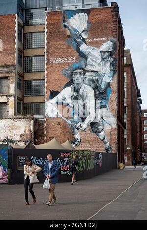 Wandgemälde von Guido van Helten, das zwei Badmintonspieler auf einem Gebäude in Candleriggs in Glasgow zeigt, das für die Commonwealth Games 2014 geschaffen wurde. Stockfoto