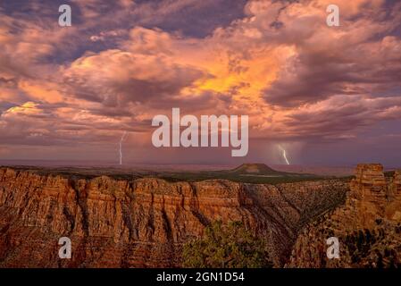 Gewitter rollt über den Nordrand des Grand Canyon. Blick vom Desert View Vista am Südrand. Bewegungsunschärfen in den Wolken sind darauf zurückzuführen Stockfoto