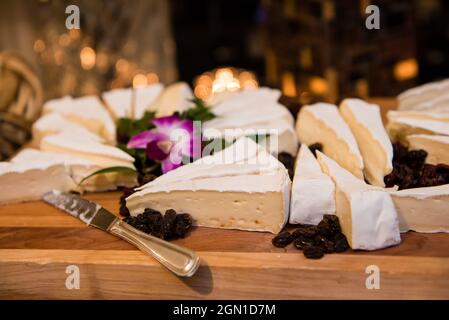 Käsekuchen Dessert auf Holztablett Stockfoto