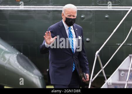 Der Präsident der Vereinigten Staaten, Joe Biden, winkt, als er am 21. September 2021 Marine One auf dem South Lawn des Weißen Hauses in Washington, DC verlässt. Präsident Biden kehrt von einer Reise nach New York zurück. Quelle: Oliver Contreras/Pool via CNP /MediaPunch Stockfoto
