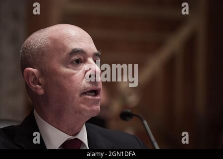 Washington, Usa. September 2021. Alejandro Mayorkas, SEKRETÄR DES US-Heimatschutzministeriums, bezeugte heute am 21. September 2021 im Dirksen Senat/Kapitol vor dem Senatsausschuss für innere Sicherheit und Regierungsangelegenheiten bei einer Anhörung zum Thema „Bedrohungen für die Heimat: Bewertung der Landschaft 20 Jahre nach 9/11“. Kredit: SOPA Images Limited/Alamy Live Nachrichten Stockfoto