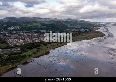 Dumbarton Castle, Dumbarton Rock, Dumbarton, Schottland, Großbritannien. 21. September 2021 IM BILD: Dumbarton. Auf der COP26 wird Scottish Heritage zeigen, wie die historische Umwelt und das kulturelle Erbe Teil der Lösung zur Bewältigung der Klimanotlage sind. Dies ist auch eine Gelegenheit, die Qualität und Innovation des historischen Umfelds in Schottland zu präsentieren. Sie konzentrieren sich auf Gemeinschaften, Klimaauswirkungen, nachhaltigen Tourismus und Kreislaufwirtschaft. Dumbarton Castle hat die längste aufgezeichnete Geschichte einer Festung in Schottland. Credit; Colin Fisher/Alamy Live News. Stockfoto