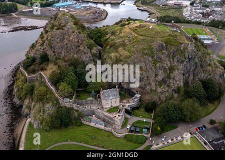 Dumbarton Castle, Dumbarton Rock, Dumbarton, Schottland, Großbritannien. 21. September 2021 IM BILD: Dumbarton Castle. Auf der COP26 wird Scottish Heritage zeigen, wie die historische Umwelt und das kulturelle Erbe Teil der Lösung zur Bewältigung der Klimanotlage sind. Dies ist auch eine Gelegenheit, die Qualität und Innovation des historischen Umfelds in Schottland zu präsentieren. Sie konzentrieren sich auf Gemeinschaften, Klimaauswirkungen, nachhaltigen Tourismus und Kreislaufwirtschaft. Dumbarton Castle hat die längste aufgezeichnete Geschichte einer Festung in Schottland. Credit; Colin Fisher/Alamy Live News. Stockfoto