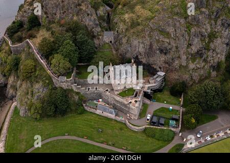 Dumbarton Castle, Dumbarton Rock, Dumbarton, Schottland, Großbritannien. 21. September 2021 IM BILD: Dumbarton Castle. Auf der COP26 wird Scottish Heritage zeigen, wie die historische Umwelt und das kulturelle Erbe Teil der Lösung zur Bewältigung der Klimanotlage sind. Dies ist auch eine Gelegenheit, die Qualität und Innovation des historischen Umfelds in Schottland zu präsentieren. Sie konzentrieren sich auf Gemeinschaften, Klimaauswirkungen, nachhaltigen Tourismus und Kreislaufwirtschaft. Dumbarton Castle hat die längste aufgezeichnete Geschichte einer Festung in Schottland. Credit; Colin Fisher/Alamy Live News. Stockfoto