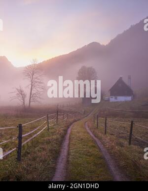Sonnenaufgang, Nebel, Bauernhof, Buchauer Sattel, Ennstal Alpen, Österreich Stockfoto