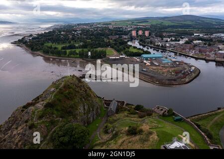 Dumbarton Castle, Dumbarton Rock, Dumbarton, Schottland, Großbritannien. 21. September 2021 IM BILD: Dumbarton Castle. Auf der COP26 wird Scottish Heritage zeigen, wie die historische Umwelt und das kulturelle Erbe Teil der Lösung zur Bewältigung der Klimanotlage sind. Dies ist auch eine Gelegenheit, die Qualität und Innovation des historischen Umfelds in Schottland zu präsentieren. Sie konzentrieren sich auf Gemeinschaften, Klimaauswirkungen, nachhaltigen Tourismus und Kreislaufwirtschaft. Dumbarton Castle hat die längste aufgezeichnete Geschichte einer Festung in Schottland. Credit; Colin Fisher/Alamy Live News. Stockfoto