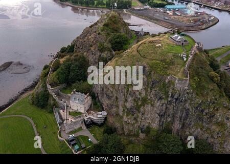 Dumbarton Castle, Dumbarton Rock, Dumbarton, Schottland, Großbritannien. 21. September 2021 IM BILD: Dumbarton Castle. Auf der COP26 wird Scottish Heritage zeigen, wie die historische Umwelt und das kulturelle Erbe Teil der Lösung zur Bewältigung der Klimanotlage sind. Dies ist auch eine Gelegenheit, die Qualität und Innovation des historischen Umfelds in Schottland zu präsentieren. Sie konzentrieren sich auf Gemeinschaften, Klimaauswirkungen, nachhaltigen Tourismus und Kreislaufwirtschaft. Dumbarton Castle hat die längste aufgezeichnete Geschichte einer Festung in Schottland. Credit; Colin Fisher/Alamy Live News. Stockfoto