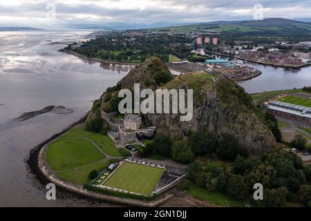 Dumbarton Castle, Dumbarton Rock, Dumbarton, Schottland, Großbritannien. 21. September 2021 IM BILD: Dumbarton Castle. Auf der COP26 wird Scottish Heritage zeigen, wie die historische Umwelt und das kulturelle Erbe Teil der Lösung zur Bewältigung der Klimanotlage sind. Dies ist auch eine Gelegenheit, die Qualität und Innovation des historischen Umfelds in Schottland zu präsentieren. Sie konzentrieren sich auf Gemeinschaften, Klimaauswirkungen, nachhaltigen Tourismus und Kreislaufwirtschaft. Dumbarton Castle hat die längste aufgezeichnete Geschichte einer Festung in Schottland. Credit; Colin Fisher/Alamy Live News. Stockfoto