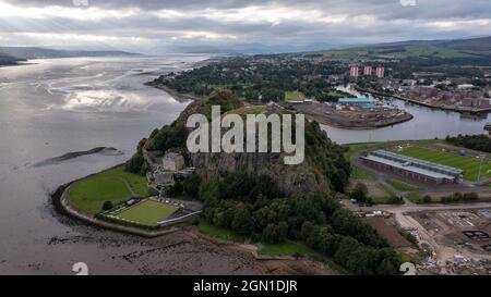 Dumbarton Castle, Dumbarton Rock, Dumbarton, Schottland, Großbritannien. 21. September 2021 IM BILD: Dumbarton Castle. Auf der COP26 wird Scottish Heritage zeigen, wie die historische Umwelt und das kulturelle Erbe Teil der Lösung zur Bewältigung der Klimanotlage sind. Dies ist auch eine Gelegenheit, die Qualität und Innovation des historischen Umfelds in Schottland zu präsentieren. Sie konzentrieren sich auf Gemeinschaften, Klimaauswirkungen, nachhaltigen Tourismus und Kreislaufwirtschaft. Dumbarton Castle hat die längste aufgezeichnete Geschichte einer Festung in Schottland. Credit; Colin Fisher/Alamy Live News. Stockfoto