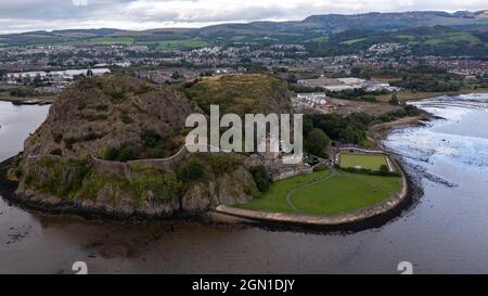 Dumbarton Castle, Dumbarton Rock, Dumbarton, Schottland, Großbritannien. 21. September 2021 IM BILD: Dumbarton Castle. Auf der COP26 wird Scottish Heritage zeigen, wie die historische Umwelt und das kulturelle Erbe Teil der Lösung zur Bewältigung der Klimanotlage sind. Dies ist auch eine Gelegenheit, die Qualität und Innovation des historischen Umfelds in Schottland zu präsentieren. Sie konzentrieren sich auf Gemeinschaften, Klimaauswirkungen, nachhaltigen Tourismus und Kreislaufwirtschaft. Dumbarton Castle hat die längste aufgezeichnete Geschichte einer Festung in Schottland. Credit; Colin Fisher/Alamy Live News. Stockfoto