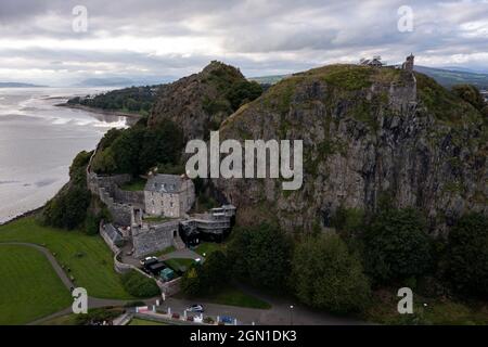 Dumbarton Castle, Dumbarton Rock, Dumbarton, Schottland, Großbritannien. 21. September 2021 IM BILD: Dumbarton Castle. Auf der COP26 wird Scottish Heritage zeigen, wie die historische Umwelt und das kulturelle Erbe Teil der Lösung zur Bewältigung der Klimanotlage sind. Dies ist auch eine Gelegenheit, die Qualität und Innovation des historischen Umfelds in Schottland zu präsentieren. Sie konzentrieren sich auf Gemeinschaften, Klimaauswirkungen, nachhaltigen Tourismus und Kreislaufwirtschaft. Dumbarton Castle hat die längste aufgezeichnete Geschichte einer Festung in Schottland. Credit; Colin Fisher/Alamy Live News. Stockfoto