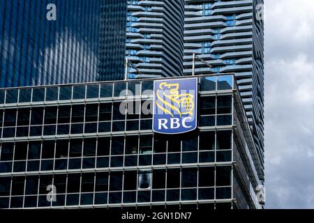 Toronto, Kanada - 11. September 2021: Nahaufnahme der RBC (Royal Bank of Canada) auf ihrem Bürogebäude in Toronto. Stockfoto