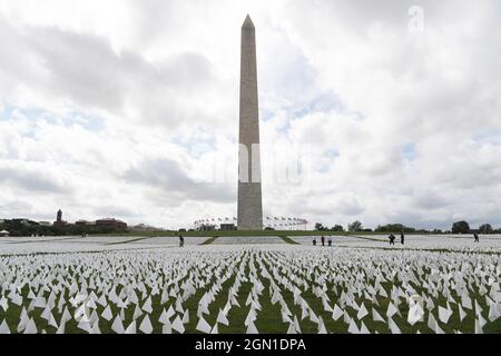 21. September 2021, Washington, District of Columbia, USA: Mehr als 650,000 weiße Flaggen, von denen 114, 937 Lateinamerikaner waren, stehen auf der National Mall zu Ehren der Amerikaner, die mit Covid 19 starben, während der Kunstausstellung „in America Remember“ heute am 21. September 2021 in der National Mall in Washington DC, USA. (Bild: © Lenin Nolly/ZUMA Press Wire) Stockfoto